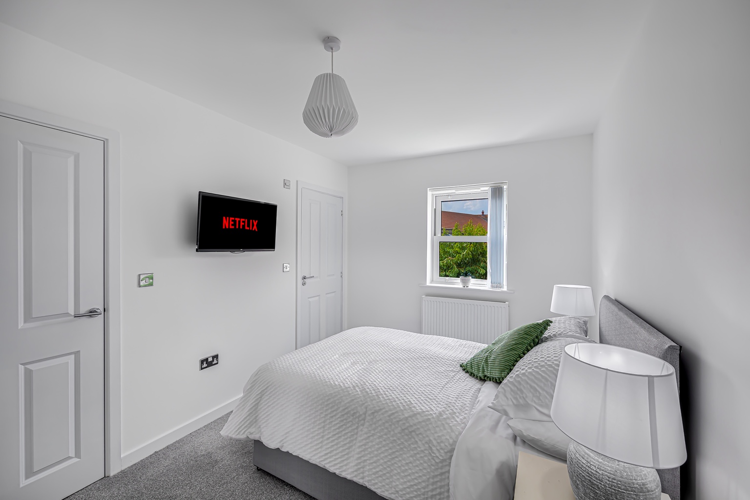 Double bedroom with Smart TV